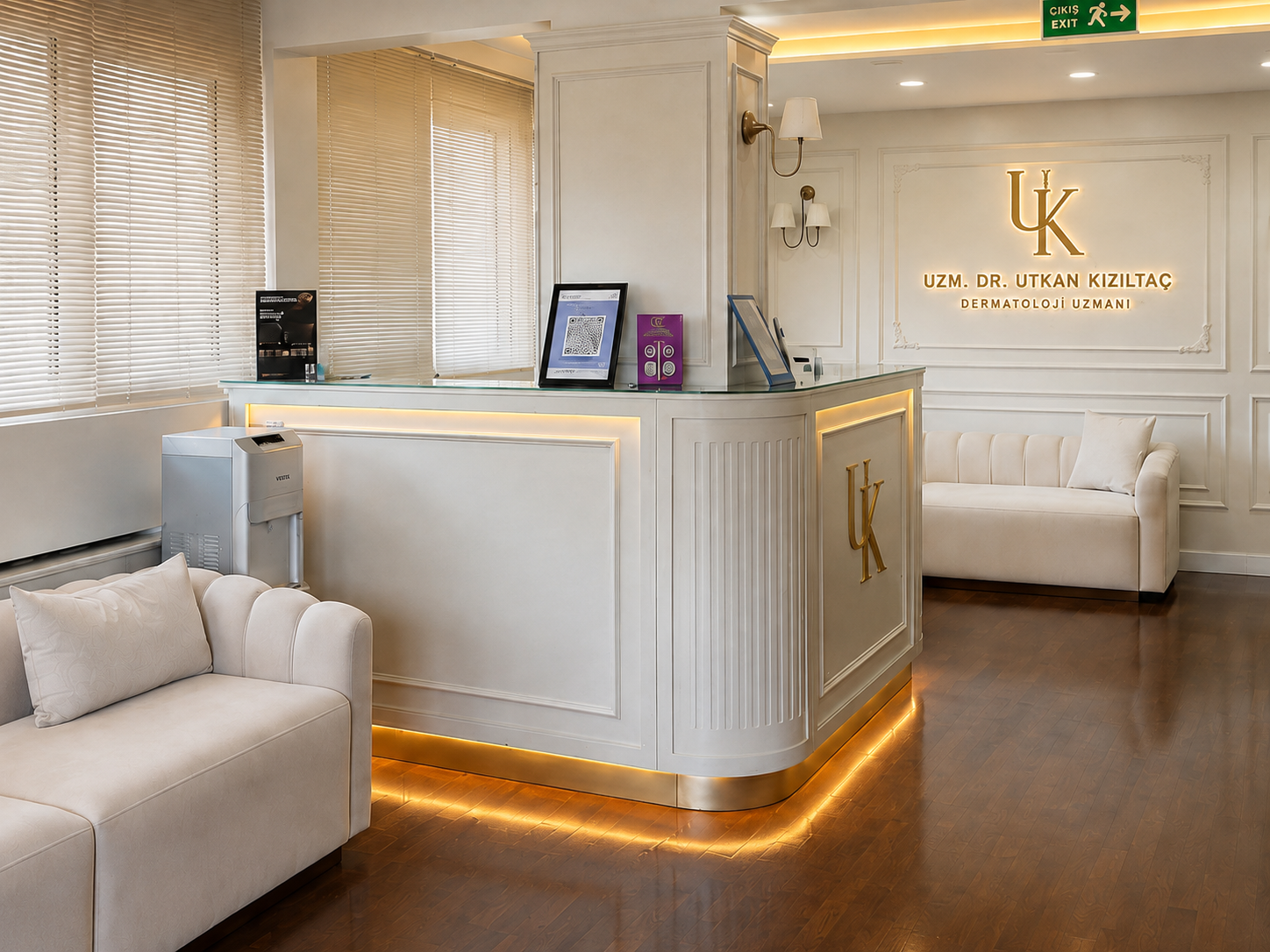 UK logolu klinik resepsiyon bankosu